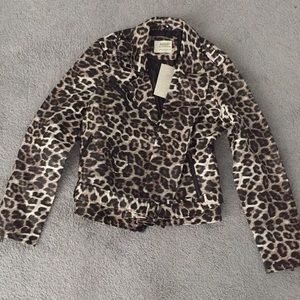Leopard print zip up jacket with zipper pockets.